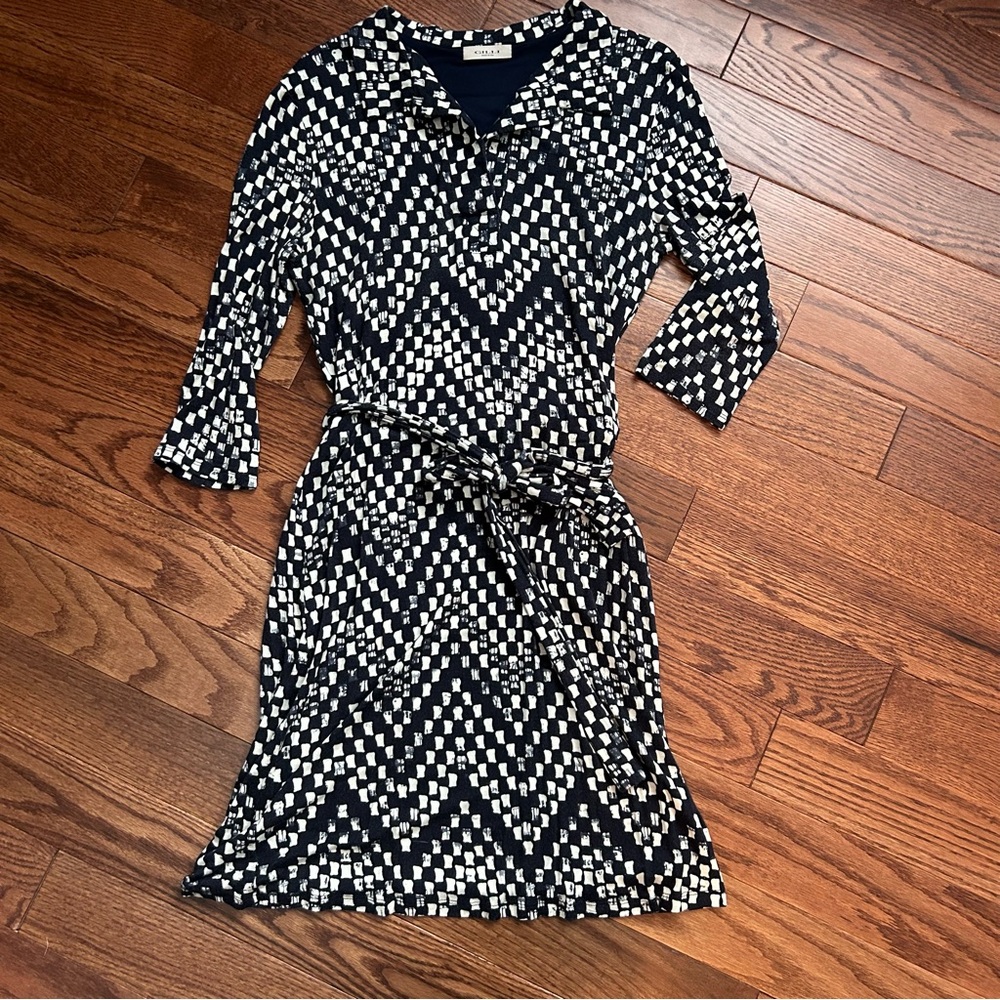 Gilli White and Navy Sheath Dress with 3/4 Sleeves and V-Neck